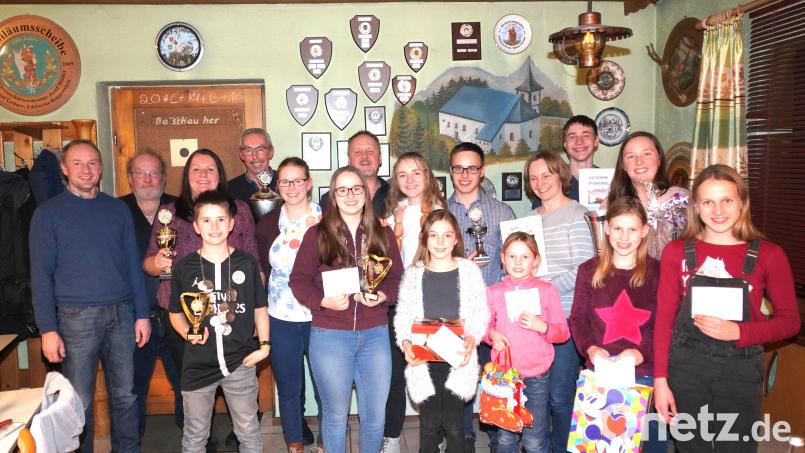 Der elfjährige Jakob Lukas (vorne links mit Kette und Pokal - Vierter von links) räumt bei der Königsfeier der Bayerntreuschützen mächtig ab. Der junge Sportschütze wird Jugendschützenkönig. Seine Schwester Julia Lukas (vorne Mitte mit Kette und Pokal) ist die neue Schützenkönigin und Veronica Riedl (Zweite von rechts) wird zur Schützenliesl gekürt. Bild: fvo