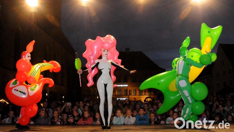 Tausende Besucher strömen bei der fünften Luftnacht durch die Altstadt - und sehen eine schrill bunte Show auf der Bühne. Bild: Stephan Huber