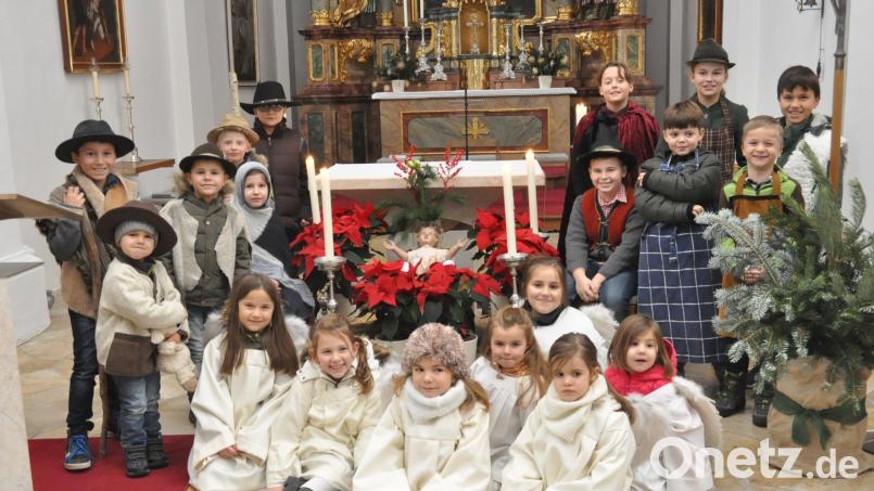 Das Kind in der Krippe in der Böhmischbrucker Pfarrkirche hat nicht nur die Kinder verzückt. Bild: dob