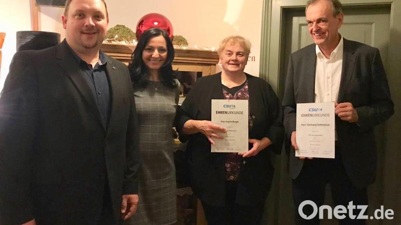 Mit den Jubilaren Angela Burger (Zweite von rechts) und Gerhard Schmelzer (rechts) freuen sich von links CSU-Ortsvorsitzender Mario Rabenbauer und die designierte Bürgermeisterkandidatin Margit Bayer. Bild: exb