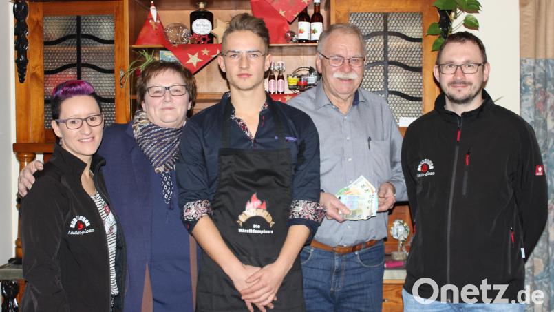 Richard Winderl (Zweiter von rechts) und Marktladen-Geschäftsführerin Claudia Bauer (Zweiter von links) mit den weiteren Unterstützern der Sternstunden-Aktion. Bild: pko