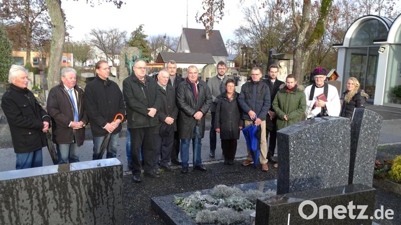 Die CSU gedenkt ihrer verstorbenen Pateifreunde zum Jahresende auf dem Stadtfriedhof, hier am Grab von OB Hans Schröpf, der 2012 verstarb. Bild: Dobmeier
