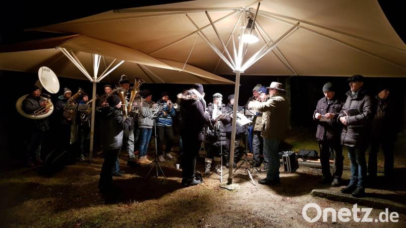Die Stadtkapelle Waldsassen gestaltet die Waldweihnacht im "Oicherlwold" musikalisch. Von rechts Stadtpfarrer Thomas Vogl und "Tschieberl" Karlheinz Hoyer, der die Traditionsveranstaltung am Freitag vor Weihnachten zusammen mit Paul Stellmach und Andreas Grillmeier organisiert hatte. Bild: exb