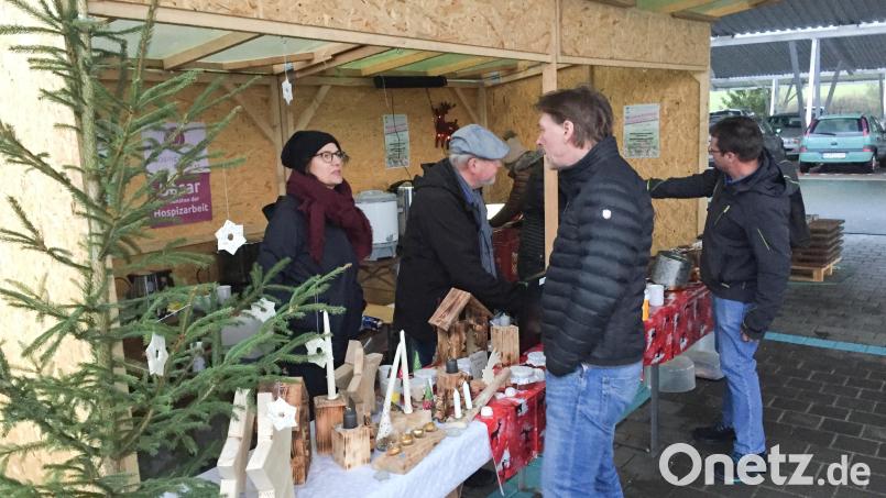 In der Weihnachtsbude gibt es nicht nur leckern Kuchen und Glühwein, sondern auch weihnachtsliche Basteleien. Bild: exb