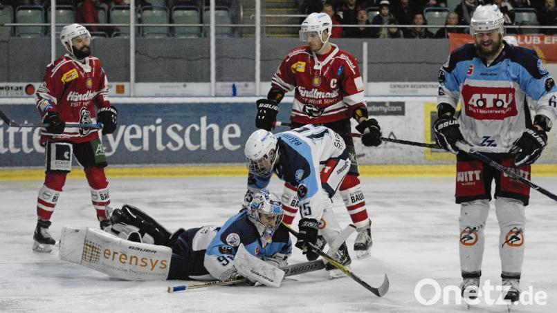 Goalie Daniel Filimonow hat die Scheibe, Verteidiger Valentin Bäumler sichert mit ab, Kapitän Ralf Herbst (rechts) kann aufatmen: Die Blue Devils gewannen am zweiten Weihnachtsfeiertag das Oberpfalzderby beim EV Regensburg mit 3:2 nach Verlängerung. Am Wochenende treffen die Weidener zwei Mal auf Tabellennachbar Höchstadter EC. Bild: gb