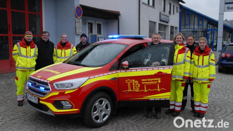 Das neue Einsatzfahrzeug mit Bürgermeister Peter Braun (Zweiter von links) und den beiden Kommandanten Jürgen Ehrnsberger (an der Fahrertür) und Mathias Huger (Zweiter von rechts). Bild: pop