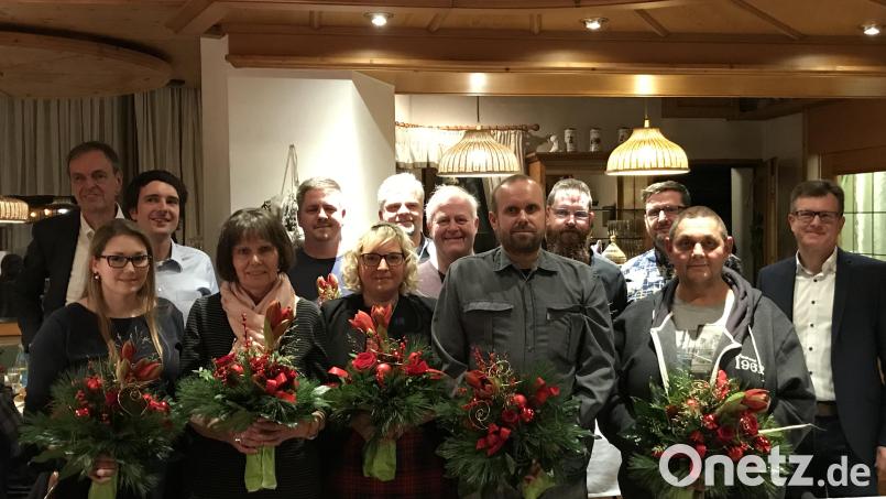 Verdiente Mitarbeiter ehrt die Firma Schmelzer bei der Weihnachtsfeier. Im Bild von links Geschäftsführer Gerhard Schmelzer, Kerstin Wührl, Peter Schmelzer, Renate Russ, Michael Geiger, Sabrina Pirner, Gerhard Kraus, Friedrich Schaller, Markus Beer, Markus Greger, Enrico Becker, Wolfgang Hohlstein, Geschäftsführer Helmut Keck. Bild: fpoz
