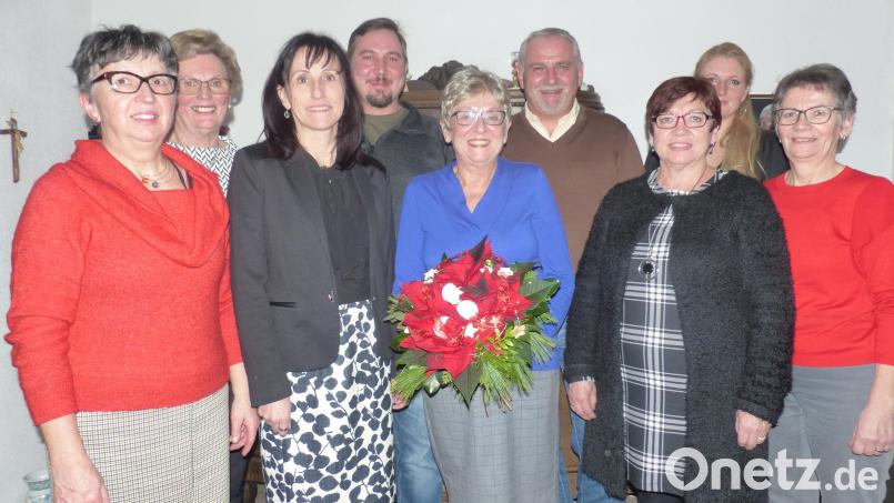 Das Geburtstagskind Roswitha Hirmer mit Blumen im Beisein ihres Sohnes Florian (links von ihr) und den politischen Gratulanten von CSU- FU und KAB Bild: sl
