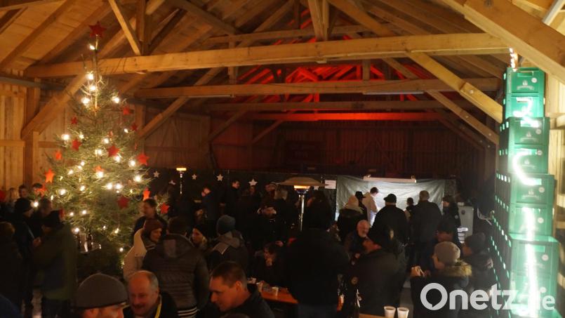 Die Dorfscheune bot sich als idealer Ort für den Christkindlmarkt an. Bild: rkp