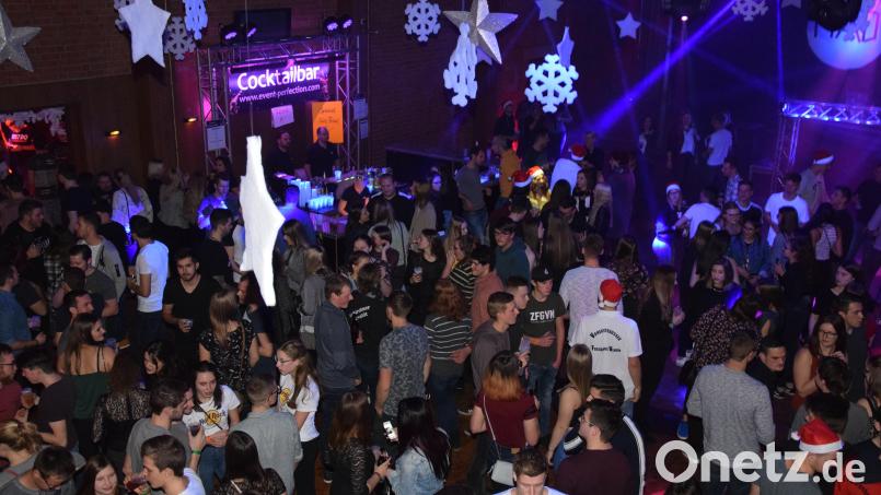 Viele junge Leute kommen am Samstagabend in die Stadthalle, um bei der "Mad Christmas Party" richtig abzufeiern. Bild: fla