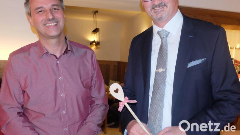 Stellvertreter Thomas Rohrwild (links) überreicht Bürgermeister Hans Prechtl, dem "Chefkoch" der Gemeinde Stulln, symbolisch einen Kochlöffel. Bild: ohr