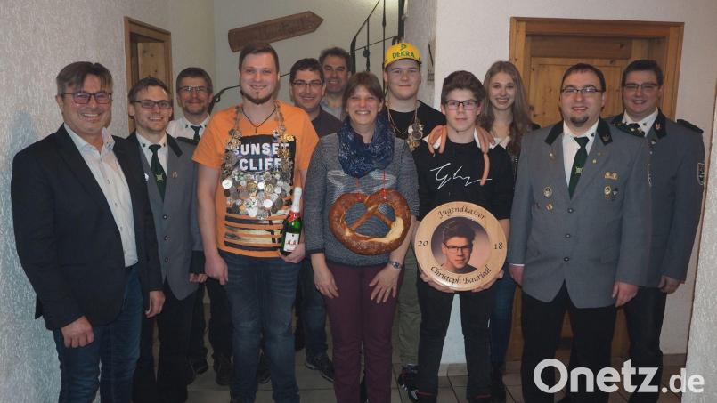 Die Schützenführung gratulierte Matthias Pfannenstein (Kette) zum Schützenkönig, Simon Bauriedl zum Jugendkönig und Carina Dobmeier zur Schützenkönigin, sowie allen Vizes und Vereinsmeistern zu ihren Erfolgen. Bild: gz