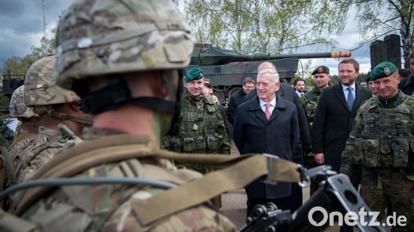 Im Mai 2017 besuchte US-Verteidigungsminister Jim Mattis (Mitte) das deutsche Nato-Bataillon in Litauen. Rechts der Kommandeur des Panzergrenadierbataillons 122 aus Oberviechtach (Kreis Schwandorf), Oberstleutnant Christoph Huber. Bild: DOD-Photo by U.S. Air Force Staff Sgt. Jette Carr