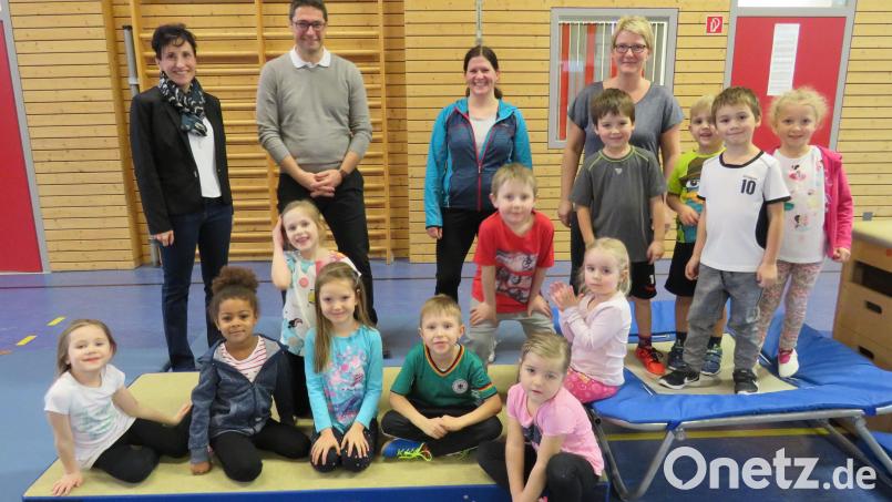 Wenn die Kinder des Purzelvolks in Zukunft vom Trampolin springen. ist durch die neue Niedersprungmatte ein fester Stand gewährleistet. Bürgermeisterin Tanja Schiffmann und Rektor Armin Aichinger (hinten von links) freuten sich mit den Kids über die Verbesserung.. Bild: adj