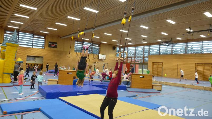 Mehr als 80 Kinder tummeln sich an Heiligabend unter Aufsicht der TSG-Mitglieder in der Turnhalle. Bild: bk