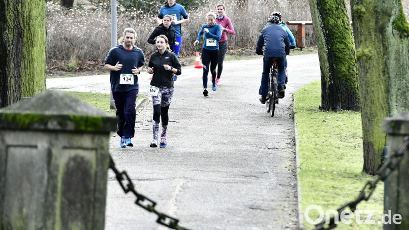 Auf trockener Strecke ohne Schnee und Eis ging es im vergangenen Jahr beim Silvesterlauf am Max-Denkmal vorbei. Nach den Vorhersagen soll es auch diesmal nicht allzu winterlich werden. Bild: exb