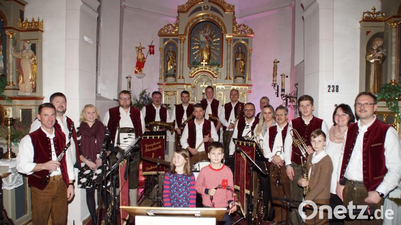 Die Interpreten glänzten beim Konzert der Grenzland Blaskapelle im Altarraum der Dorfkirche "Maria vom Siege" in Dietersdorf. Bild: mmj