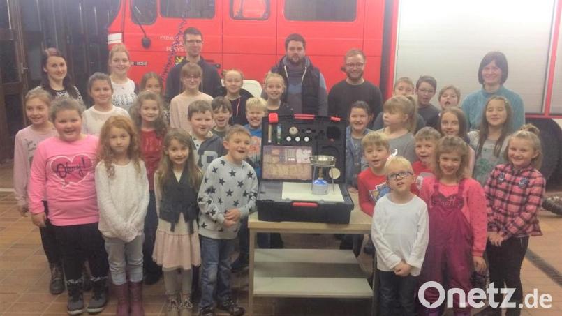 Bild zeigt die Übergabe der Sachspende an die Kinderfeuerwehr durch die JU-Abordnung. Bild: tu