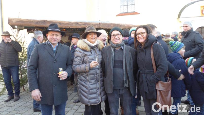 Gratulationscour zum 60. Geburtstag (von links): Kirchenpfleger und Zweiter Bürgermeister Franz Weiß, die Lintacher Pfarrgemeinderatssprecherin Waltraud Glöckner, der Jubilar Pfarrvikar Robert Kratzer und die Wutschdorfer Pfarrgemeinderatssprecherin Johanna Köbler. Bild: jow