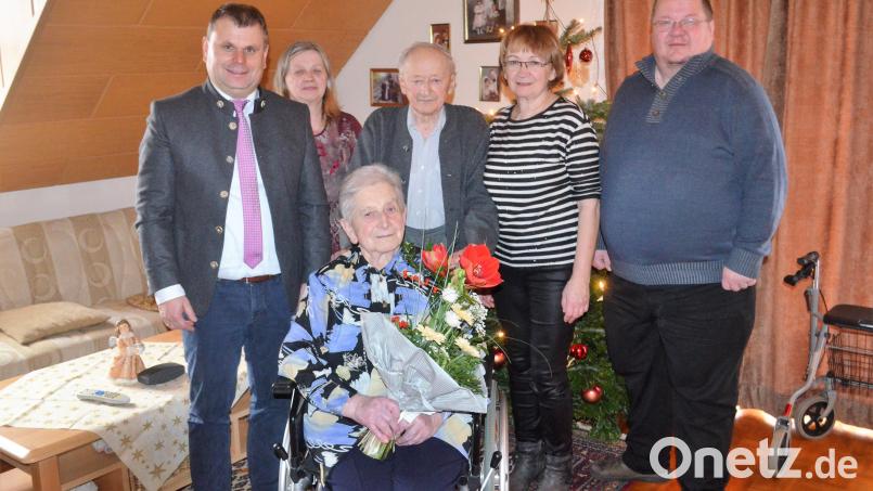 Stadtpfarrer Hubert Bartel (rechts) und Bürgermeister Karlheinz Budnik (links) gratulieren Theresia Schedl zum 90. Geburtstag. Die Jubilarin ist geistig noch voll auf der Höhe. Bild: fz