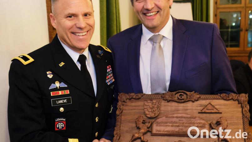 Das Weihnachtsgeschenk von General Christopher C. LaNeve an Bürgermeister Edgar Knobloch hat Symbolkraft. „Partnerschaft durch Freundschaft“ heißt es auf dem kunstvoll gestalteten Holzrelief, mit dem der US-Kommandeur andeutete: Arbeiten wir gemeinsam an einem guten Verhältnis zum Wohl beider Nationen. Bild: do