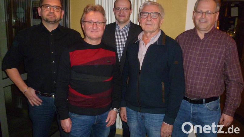 Sie stellen sich für das Volksbegehren als Sprecher des lokalen Aktionskreises zur Verfügung (von links): Andreas Hoyer von den Imkern, Hans-Jürgen Bumes vom Bündnis 90/Die Grünen, Christoph Zollbrecht von der ödp, Peter Zahn vom Bund Naturschutz und Michael Scharl vom Landesbund für Vogelschutz. Bild: usc