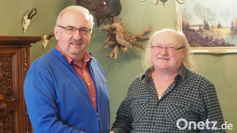 Der Unternehmer Josef Meckl spendete Herbert Putzer von der Kinderkrebshilfe insgesamt 1000 Euro. Bild: gz