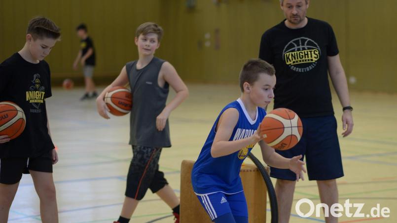 Trainer Michael Holtschulte (rechts) bringt den Kids Basketball bei. Bild: ref