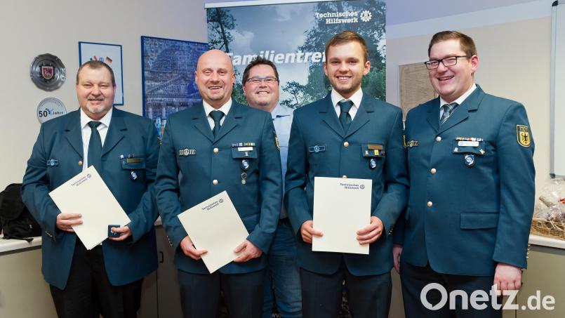 Für langjähriges Engagement beim THW-Ortsverband ehrt Ortsbeauftragter Andreas Duschner (rechts) Hans Grötsch, Jürgen Kurzwart, German Bürger und Lukas Dellinger (von links). Bild: exb Bild: exb