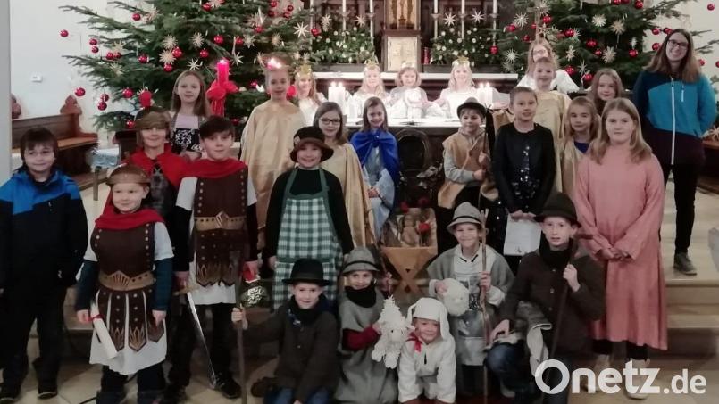 Zur Kinderchristmette hatte Gemeindreferentin Claudia Stöckl ein Krippenspiel vorbereitet, das die Zeitspanne vom Propheten Jesaja bis zur Geburt in der Krippe von Bethlehem umfasste. Bild: Kunz
