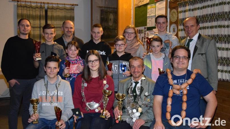 Sportleiter Richard Arnold (zweite Reihe, rechts) gratuliert den erfolgreichen Schützen zu ihren Erfolgen, allen voran dem Jugendschützenkönig Toni Helgert, der Schützenliesl Jana Helgert, Schützenkönig Thomas Zellner und Sebastian Holfelner (sitzend von links), der in zwei Kategorien zum Vizekönig gekürt wurde. Bild: fla