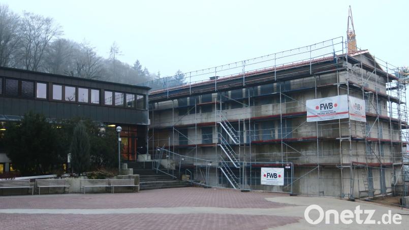 Der Erweiterungsbau der Realschule Burglengenfeld (rechts) soll in einem Jahr fertig sein. Dann erfolfgen der Abriss und der Neubau der Pausenhalle (links). Bild: Hirsch