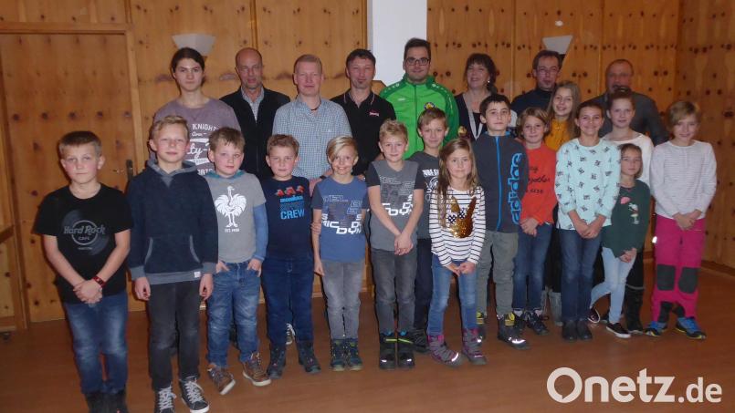 Die Kindergruppe und das Trainerteam beim Jahresrückblick des Karate Dojos Waldsassen
v. l. hinten, Lucio Fortelny, Jochen Rosner, Benjamin Fischer, Marco Pilsak, Franz Stierstorfer, Andrea Zeitler, Pavel Hroch, Klaus Zeitler. Bild: hrö