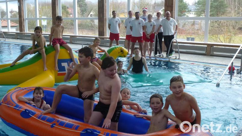Die Kinder hatten an Heiligabend Riesenspaß im Hallenbad. Bild: bk