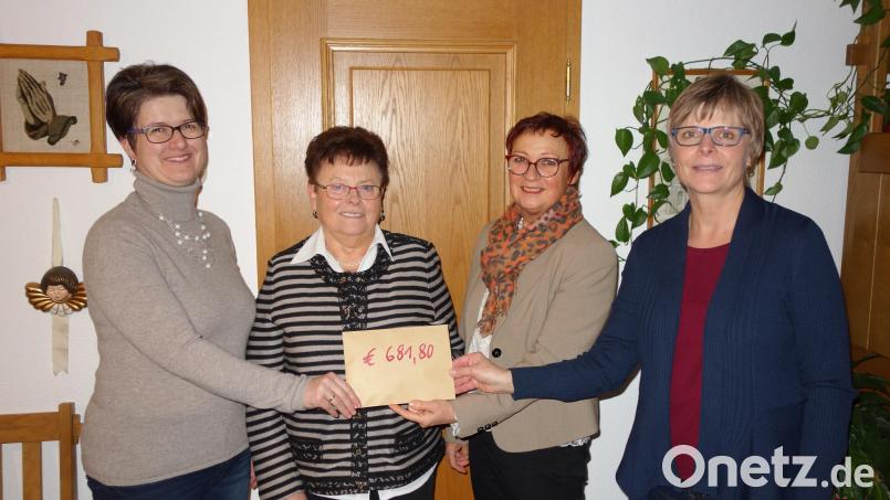Insgesamt 681,80 Euro überreichen Konzert-Organisatorin Gabi Werner (rechts), Seelsorgerat-Sprecherin Rosemarie Ernst und Helga Haberkorn von der KAB an "Lichtblicke"-Schirmherrin Edith Lippert (von links). Bild: lnz