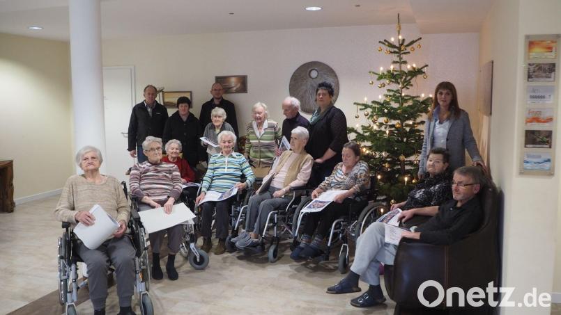 Die CSU-Delegation übergibt im Seniorenheim "K&S Lebenswelten" den neuen Jahreskalender. Bild: gz