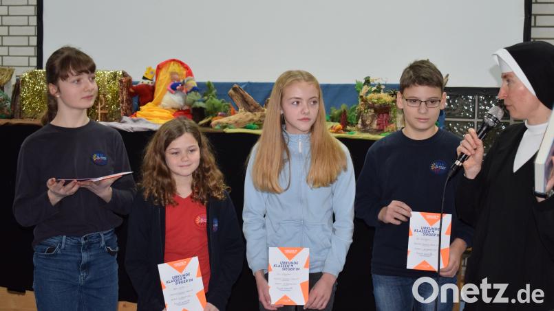 Schwester Theresia (rechts) zeichnet die besten Vorleser mit Urkunden aus. Von links Mona Haas, Katia Kohler, Tina Siegordner und Veit Kiefhaber. Bild: wku