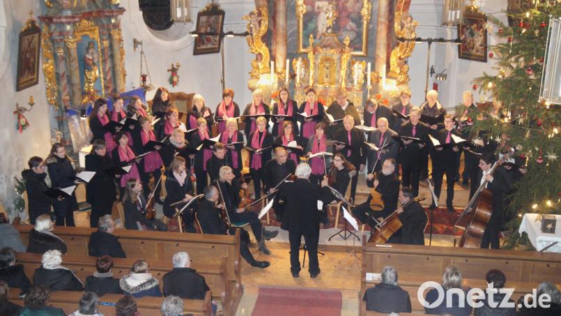 Der Kirchenchor Thanstein mit der Sinfonietta Thanstein unter der Gesamtleitung von Richard Waldmann begeisterte die zahlreichen Zuhörer. Bild: rkp
