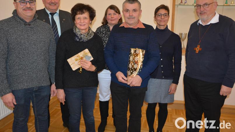 Verabschiedet nach drei Jahrzehnten ehrenamtlichen Dienst rund um die Kirche in Leonberg wurden Gertraud Haberkorn und Helmut Kipferl. Unser Bild zeigt (von links) Kirchenpfleger Wolfgang Kreger, Bürgermeister Johann Burger, Gertraud Haberkorn, Sabine Schrems, Helmut Kipferl, Martina Fuhrmann und Pfarrer Anton Witt. Bild: jr