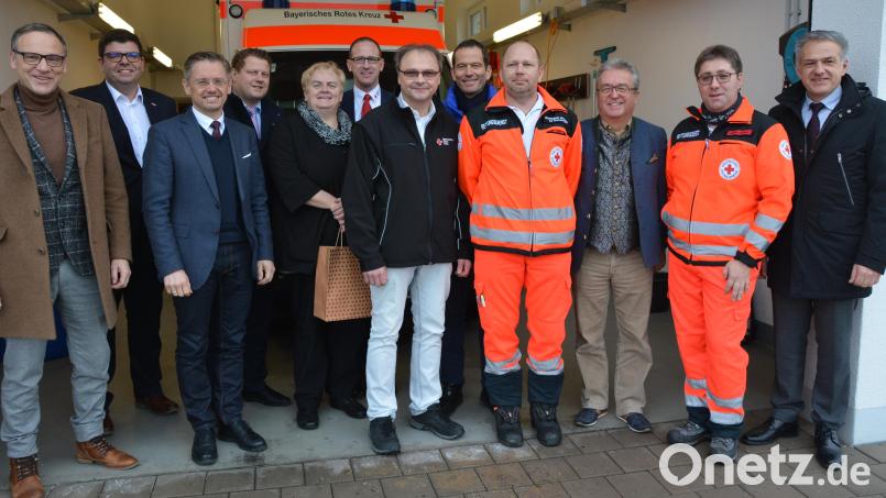 Eine hochkarätig besetzte CSU-Delegation besuchte am Mittwoch die BRK-Rettungswache in Mitterteich. Wichtigstes Thema war der neue mögliche Standort für einen weiteren Rettungswagen in der Region. Beim Besuch mit dabei waren Waldsassens Bürgermeister Bernd Sommer (links), Mitterteichs Bürgermeister Roland Grillmeier (rechts), stellvertretender BRK-Kreisvorsitzender Toni Dutz (3. von rechts), BRK-Kreisgeschäftsführer Holger Schedl (2. von links), sowie die Mandatsträger MdL Tobias Reiß (3. von links) und MdB Albert Rupprecht (5. von rechts). Bild: jr