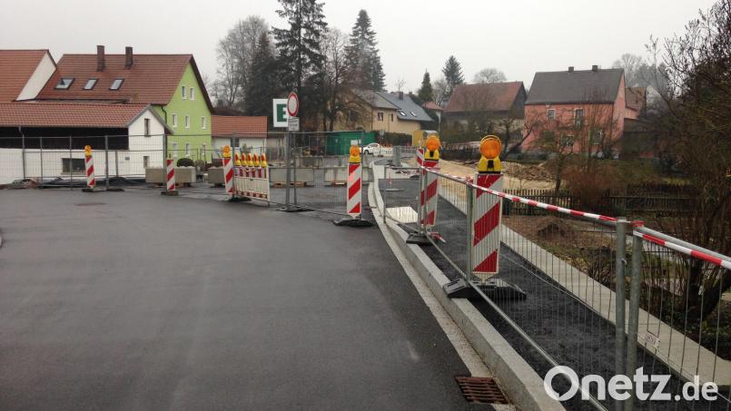 Der Bau ist gut vorangekommen – doch die Brücke in Gärmersdorf bleibt trotzdem den Winter über gesperrt. Hier fehlen noch die letzten Beläge und auch eine Absturzsicherung. Bild: exb