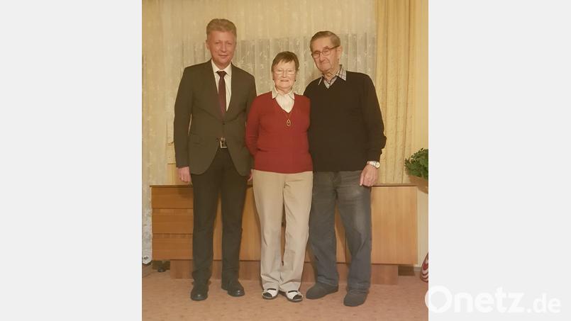 Das Jubelpaar Hannelore und Albert Schöberl mit Bürgermeister Lothar Müller. Bild: exb