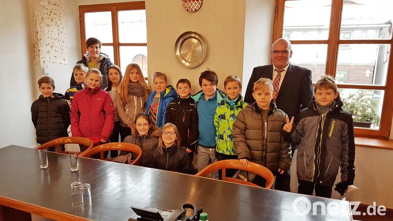 Die 4. Klasse der Grundschule mit Lehrerin Tanja Kruppa und Bürgermeister Klaus Meyer im Rathaus. Bild: enz