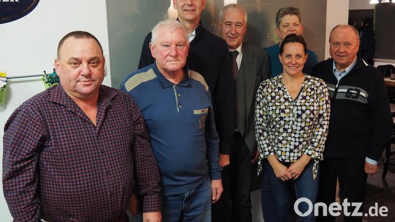 Der Förderverein "Unser Schätzler" leistet gute Arbeit. Vorsitzender Reinhard Meier (Vierter von rechts) und Schatzmeister Norbert Ziegler (Dritter von links) werden in ihren Ämtern bestätigt. Bild: Bühner