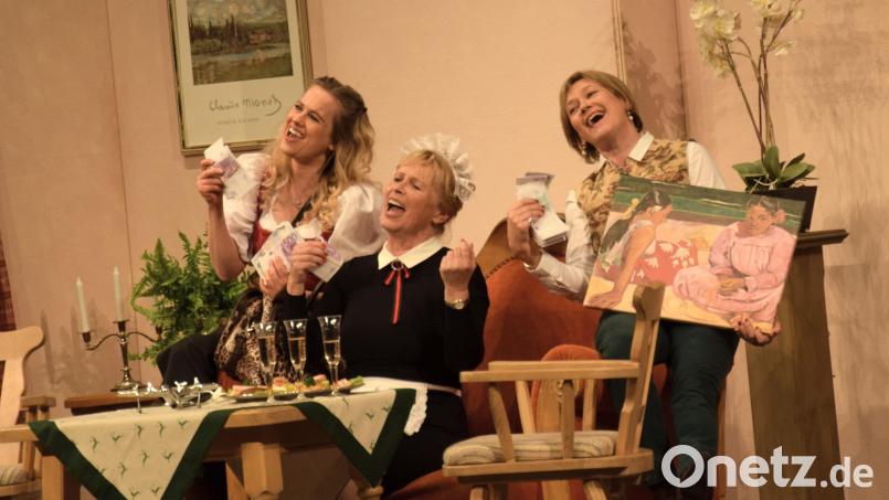 Friede, Freundschaft, Verträglichkeit und der kriminalistische Totaleinsatz der Haushälterin gaben den Ausschlag. Über ihren Supercup können sich Evelyn Specht (Simona Mai), Erni (Mona Freiberg) und Astrid von Wanzenried riesig freuen. Sie haben alle ausgetrickst. Sie halten den Gauguin und dazu eine Million Euro in Händen. Bild: bö