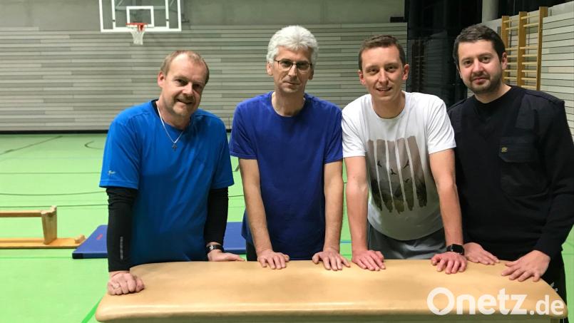 Alexander Pilfusek (rechts) gratuliert Hubert Witzl, Karl Kraus und Maximilian Janker (von links) zum Feuerwehr-Fitnessabzeichen. Bild: pi