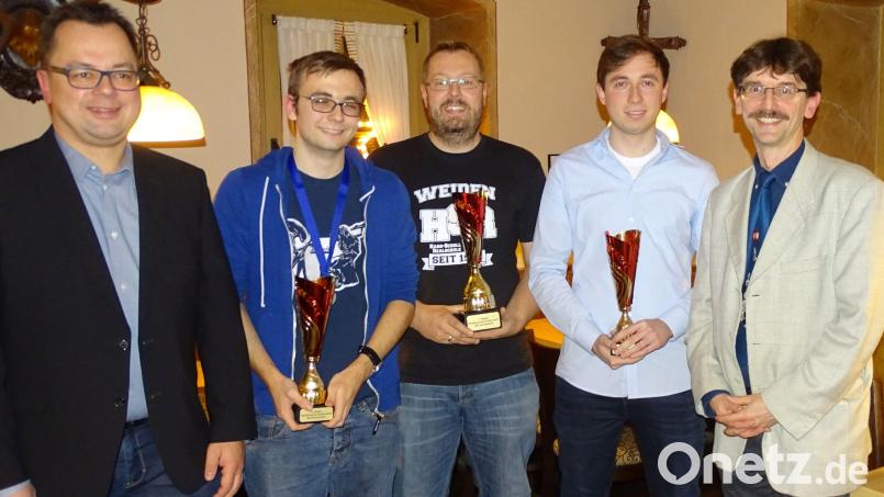 Die erfolgreichen Spieler der Stadtmeisterschaft und der Grand-Prix-Serie vom Schachklub Schwandorf. Bild: sts