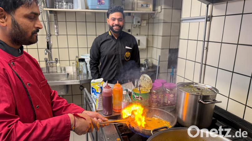 Blick in die Küche: Koch Gajendra Singh (links) bereitet das indische Gericht Biryani unter den Augen seines Chefs Ali Shafaqat zu. Bild: Stephan Huber