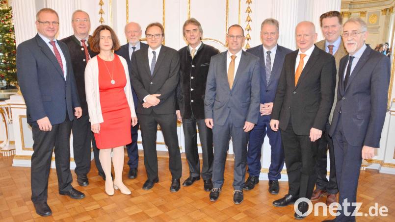 Regierungspräsident Axel Bartelt (Mitte) gratuliert den neuen Bereichsleitern. Unter ihnen ist auch Johannes Hebauer (links) aus Hütten. Bild: exb