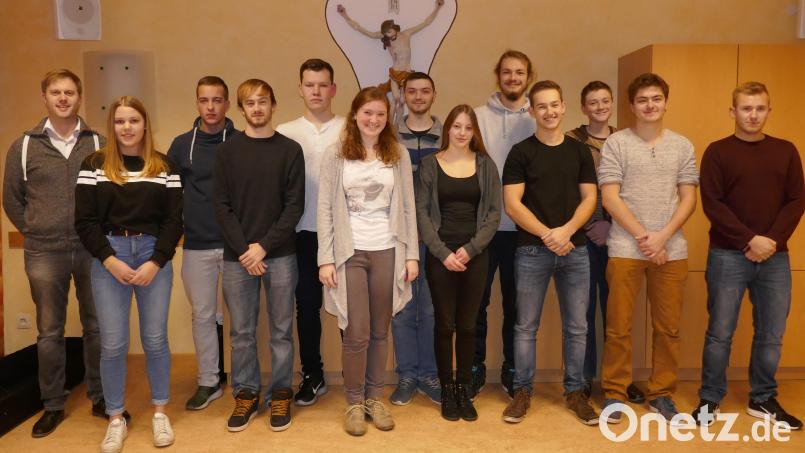 Pastoralreferent Maximilian Pravida (links) leitete die Neuwahlen bei der KLJB Waldau im Pfarrheim. Bild: dob
